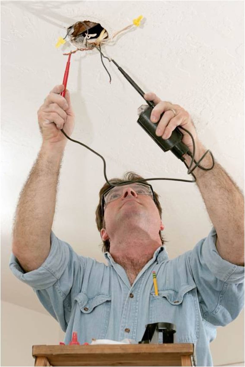 <p>thợ điện • The electrician fixes the lights.</p>
