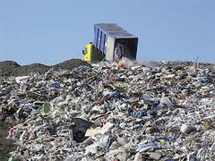 <p>(n) bãi (chôn) rác</p><p>= Dumping ground</p><p>______ are used to dispose of non-recyclable waste</p>