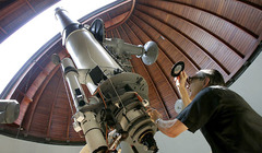 <p>A scientist who studies the stars and other objects in the sky</p>