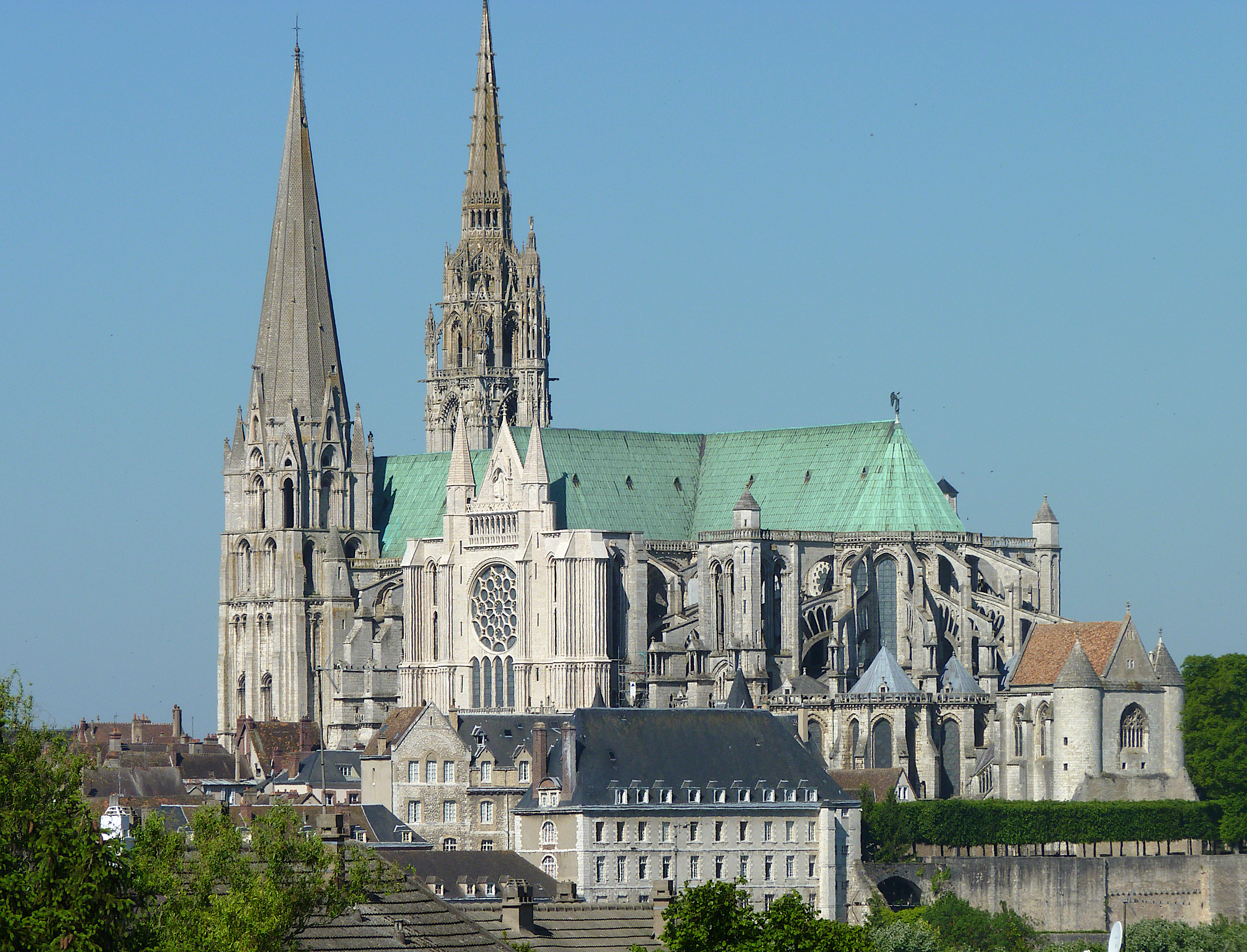 <p>High gothic</p><p></p><p>Limestone</p><p></p><p>Rebuilt rapidly after fire in 1194. Massing pilgrimage.</p>