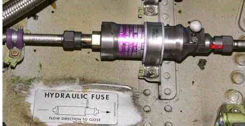 <p>Säkerhetsventil som automatiskt stänger av eller kraftigt begränsar flödet av hydraulolja <span>när det uppstår ett onormalt högt flöde, vilket oftast tyder på en trasig slang, ett läckage eller en komponent som gått sönder.</span></p>