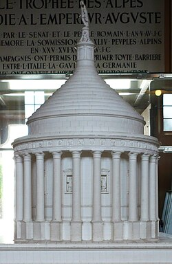 <p>7/6 p.n.e.</p><p><span>trofeum Alp (tropajon w Turbie)</span></p><p><span>upamiętnia ujarzmienie przez Augusta plemion alpiejskich </span></p>