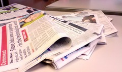 <p>báo chí (newspapers and magazines)</p><p>giới báo chí (the journalists and photographers)</p>