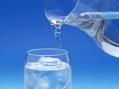 <p>Вода</p><p>물을 마셔요. = I drink water.</p><p>물 좀 주세요. = Please give me some water.</p>