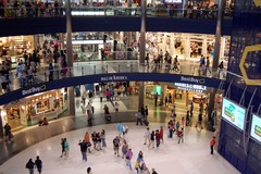 <p>універмаг, ТЦ</p><p>백화점에서 옷을 샀어요. = I bought clothes at the department store.</p><p>주말에 백화점에 사람이 많아요. = There are a lot of people at the department store on weekends.</p>