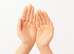 <p>долоня</p><p>손을 씻어요. = I wash my hands.</p><p>손이 차가워요. = My hands are cold.</p>