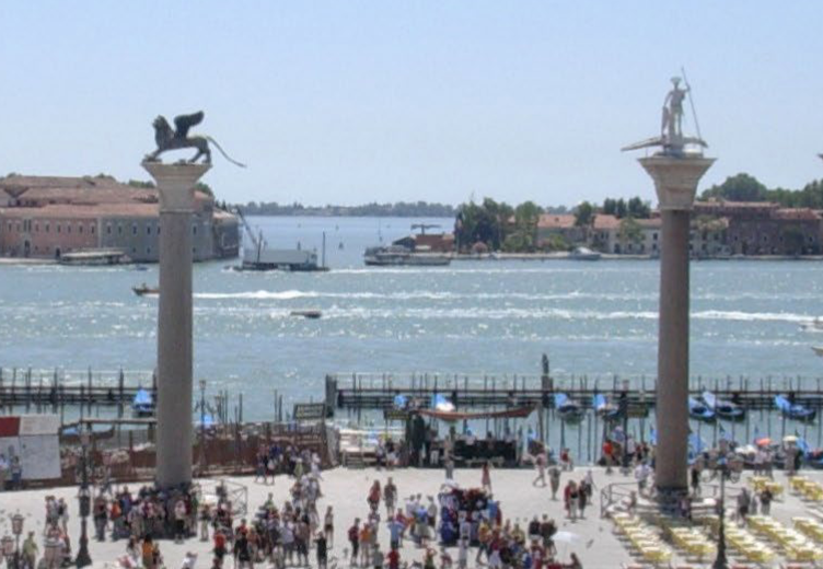 <p>Wat zijn op deze zuilen te zien?</p>