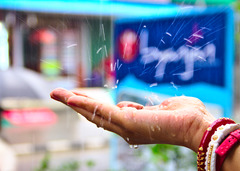 <p>(n, v) Tiếng lách tách, tiếng bước chân nhẹ nhàng (mưa rơi, chân trẻ em). Ví dụ: I could hear the rain pattering on the roof.</p>