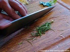 <p>/ˈslɪv.ər əv lænd/ dải đất nhỏ</p>