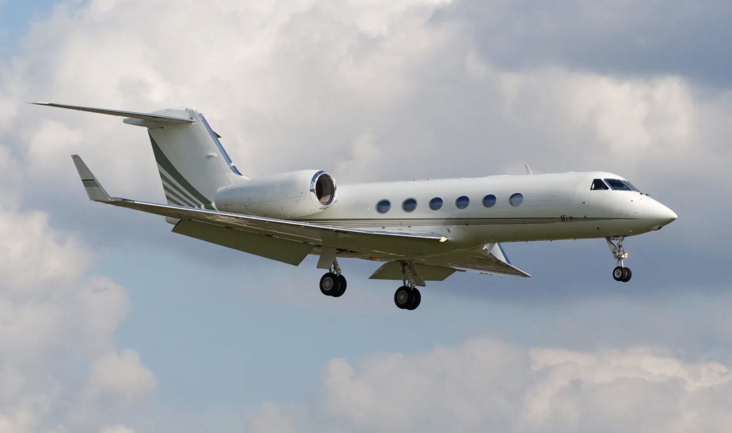 <p>Abordar el avion</p><p>Nosotros vamos a abordar el avion.</p><p>Avion = aviation </p>