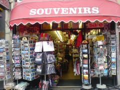 <p>algo que compras para tener una memoria de tu viaje</p>