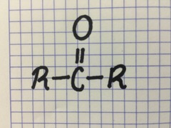 <p>🔬¿Cómo se Obtienen?🔬</p><p>-Por oxidación de alcoholes secundarios 🍷→🔥</p><p>⚠️ ¡Ojo! No se oxidan más (a diferencia de los aldehídos).</p><p>⚡Grupo Funcional y Estructura⚡</p><p>-Grupo carbonilo: -CO- (en medio de la cadena).</p><p>-Fórmula general: R-CO-R' (R y R' = grupos alquilo).</p><p>⚠️Nunca en extremos (para no confundir con aldehídos R-CHO).</p><p>🔍Propiedades Físicas 🔍</p><p>-La polaridad CETONA > ALDEHIDOS con igual #C.</p><p>-Solubilidad CETONA > ALDEHIDO con igual #C</p><p>-Si # de C < 5 ; Teb CETONA > ALDEHIDO. </p><p>-Si # de C ≥ 5 ; Teb ALDEHIDO > CETONA.</p><p>Propiedades Químicas</p><p>-Estabilidad: No se oxidan (a diferencia de los aldehídos, que forman ácidos carboxílicos).</p><p>-A partir de 5C tienen isómeros estructurales de posición y de cadena.</p><p>-Isomería: Isómeros de función con aldehídos (misma fórmula molecular, distinto grupo funcional).</p>