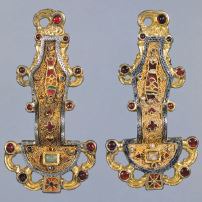 <p>Form:</p><p>-interlacing (zoomorphic)</p><p>-bowed</p><p>-filigree 2-4"</p><p>-silver gilt (thin layer of gold)</p><p>Content:</p><p>-animals (fish represents Christ and eagle represents St. John) </p><p>Function:</p><p>-clip for holding fabric</p><p>-clasp that hold fabric to the shoulder</p><p>Context:</p><p>-mid 6th century CE</p><p>-Frankish kingdom</p><p>-found in tomb of rich woman</p>