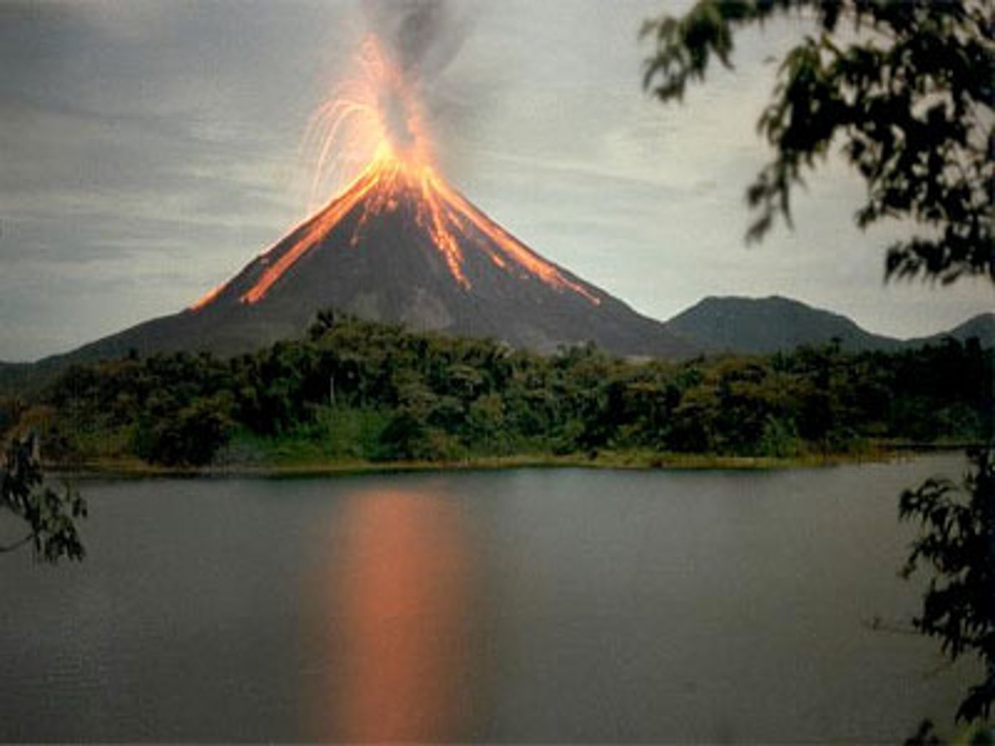 <p>mô hình núi lửa</p>