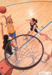 <p>je joue au basket</p>