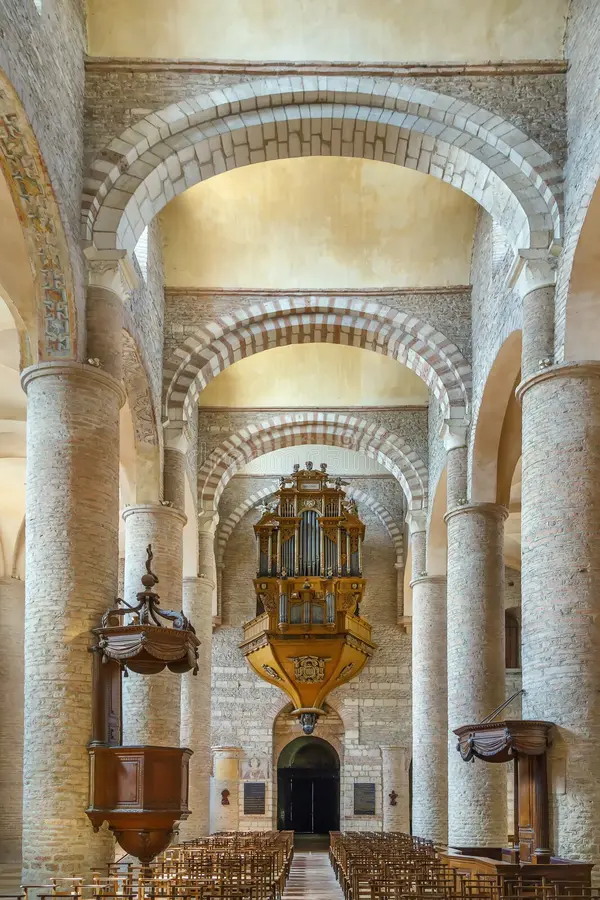 <p>St-Philibert, Tournus, vroeg Romaans, 1080</p>