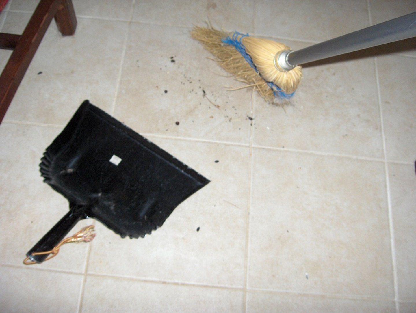 <p>A brush with a long handle used for sweeping floors, used together with a flat container to collect the dirt.</p><p>Example: Sweep the broken glass up with the broom and dustpan.</p>