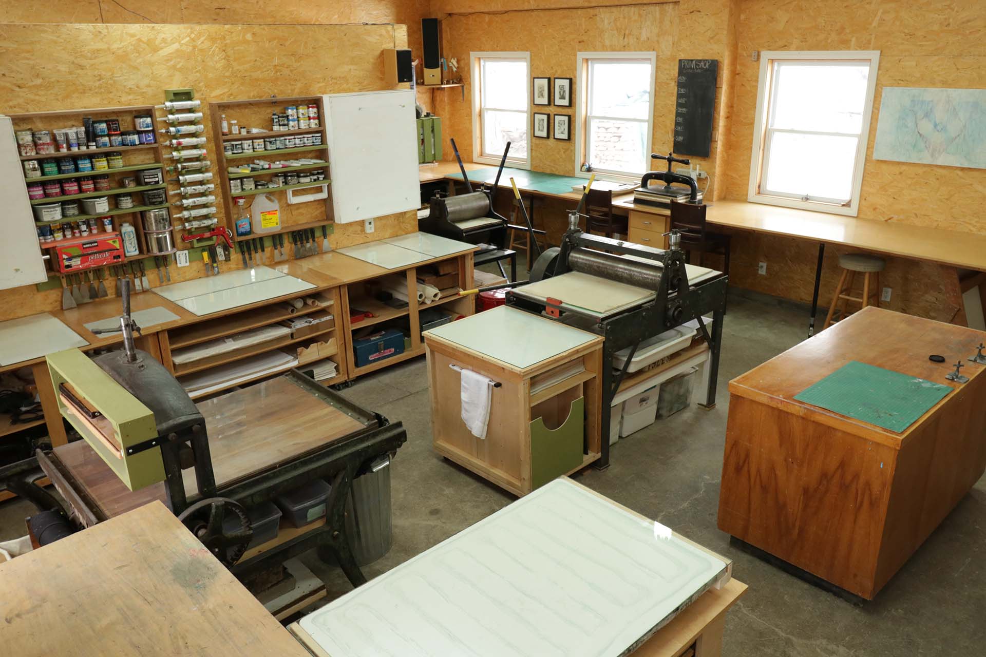<p>print studio</p><p class="is-empty is-editor-empty has-focus">/ˈprɪnt ˌstjuːdiəʊ/</p>