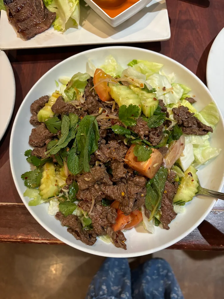 <p>BEEF/steak salad w/ lettuce</p>