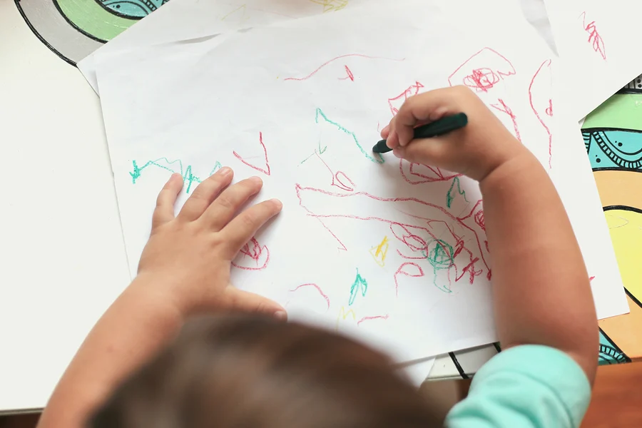 <p>scribbling without symbolic meaning (exploratory)</p><p></p>