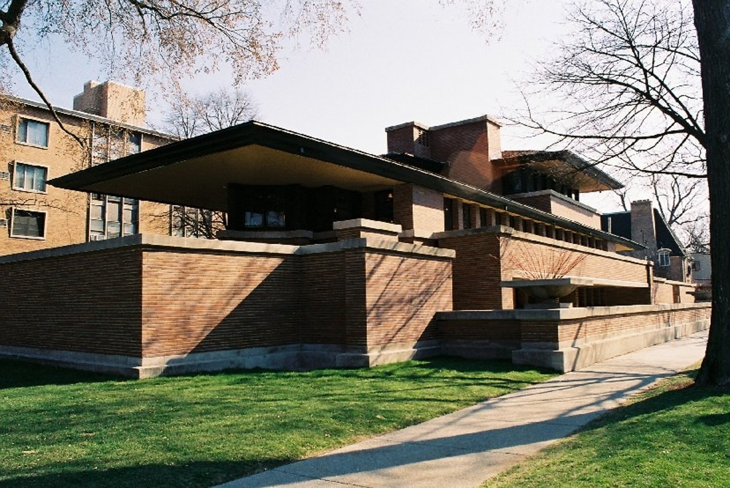 <p>was prevalent in the Midwestern United States in the late 19th & early 20th centuries were employed by Frank Lloyd Wright or Louis Sullivan. - home design - horizontal lines/overhanging eaves/flat roofs/ open floor plan/ clean lines, emphasis on geometric shapes.</p><p>在 19 世纪末和 20 世纪初流行于美国中西部,受雇于 Frank Lloyd Wright 或 Louis Sullivan。 - 家居设计 - 水平线条/悬挑屋檐/平屋顶/开放式平面图/简洁线条,强调几何形状。</p>