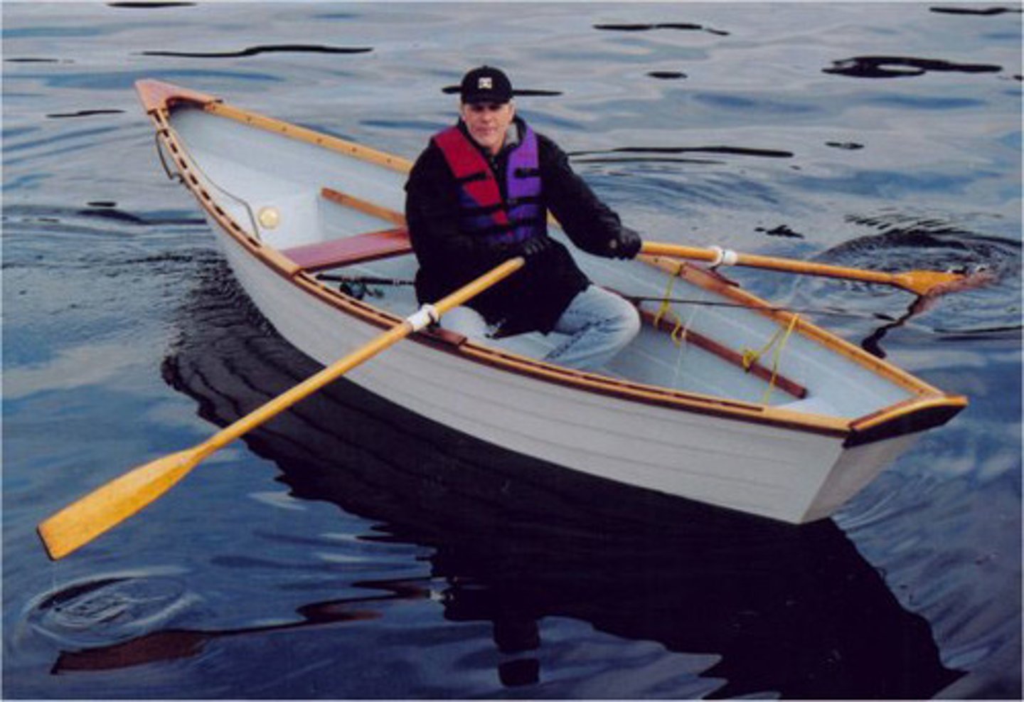 <p>un bateau (à rames)</p>
