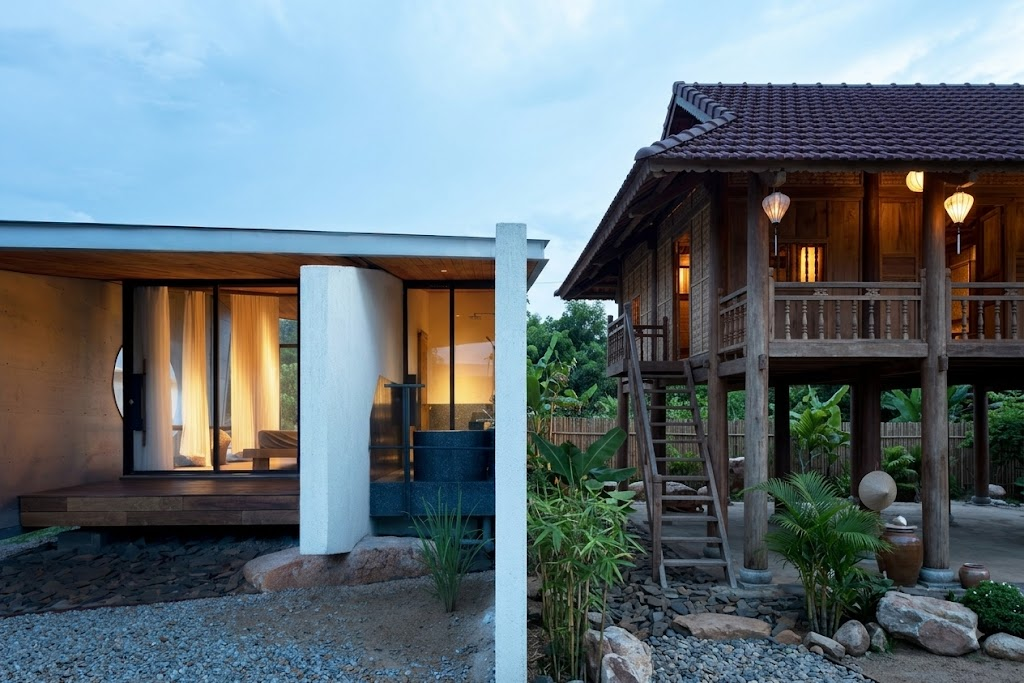 <p>Được đặt trên những phiến đá, ngôi nhà gợi nhớ đến kiến trúc nhà sàn truyền thống.<br></p>