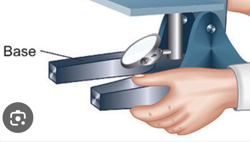 <p><span>Supports the microscope</span></p>