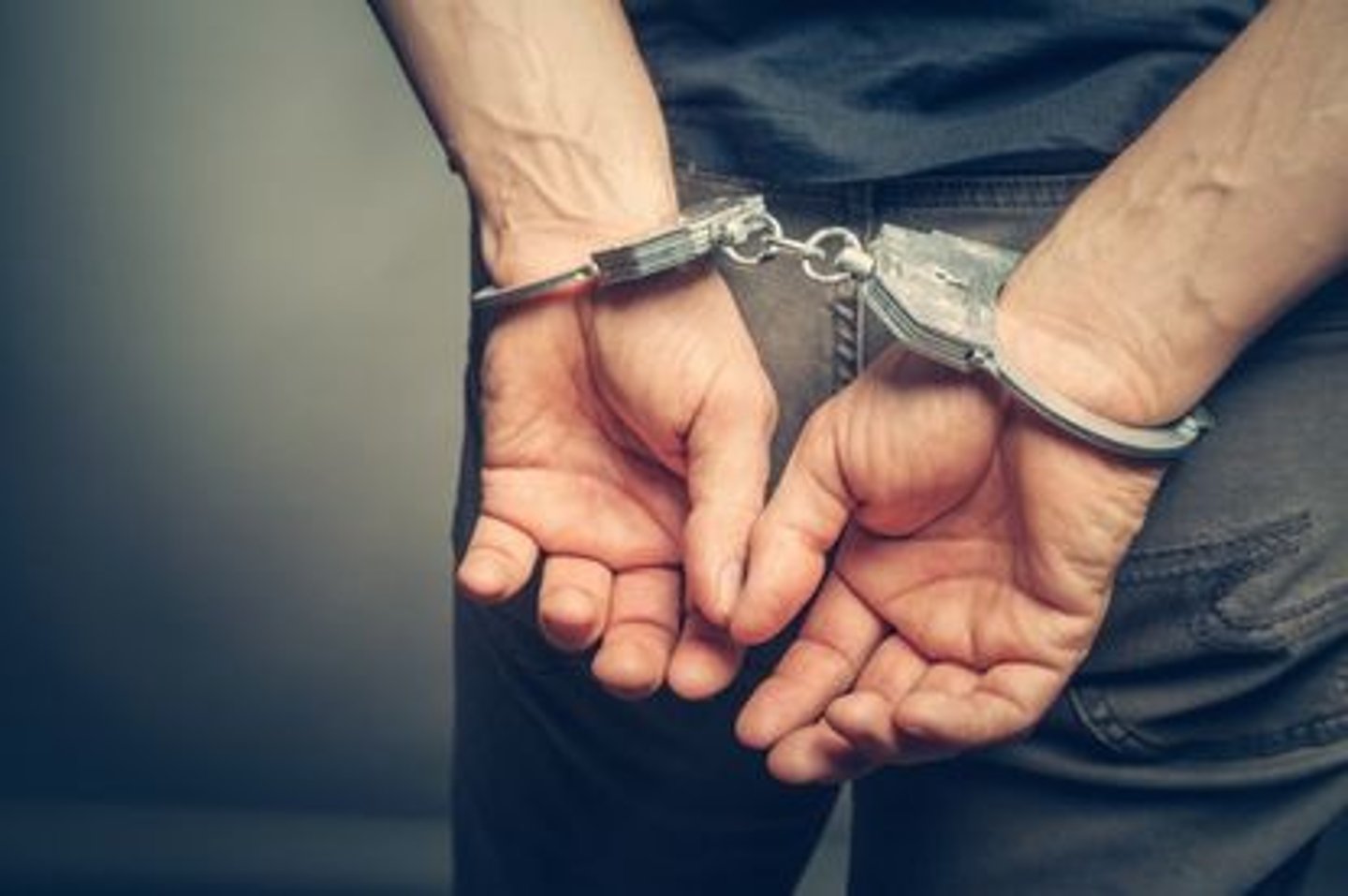 <p>арештувати підозрюваного</p>