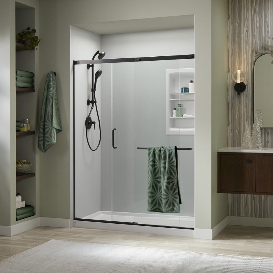 <p>An apparatus or enclosure in which a person washes themselves under a spray of water.</p>