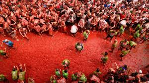 <p>Es una “guerra” con los tomates y en Valencia </p>