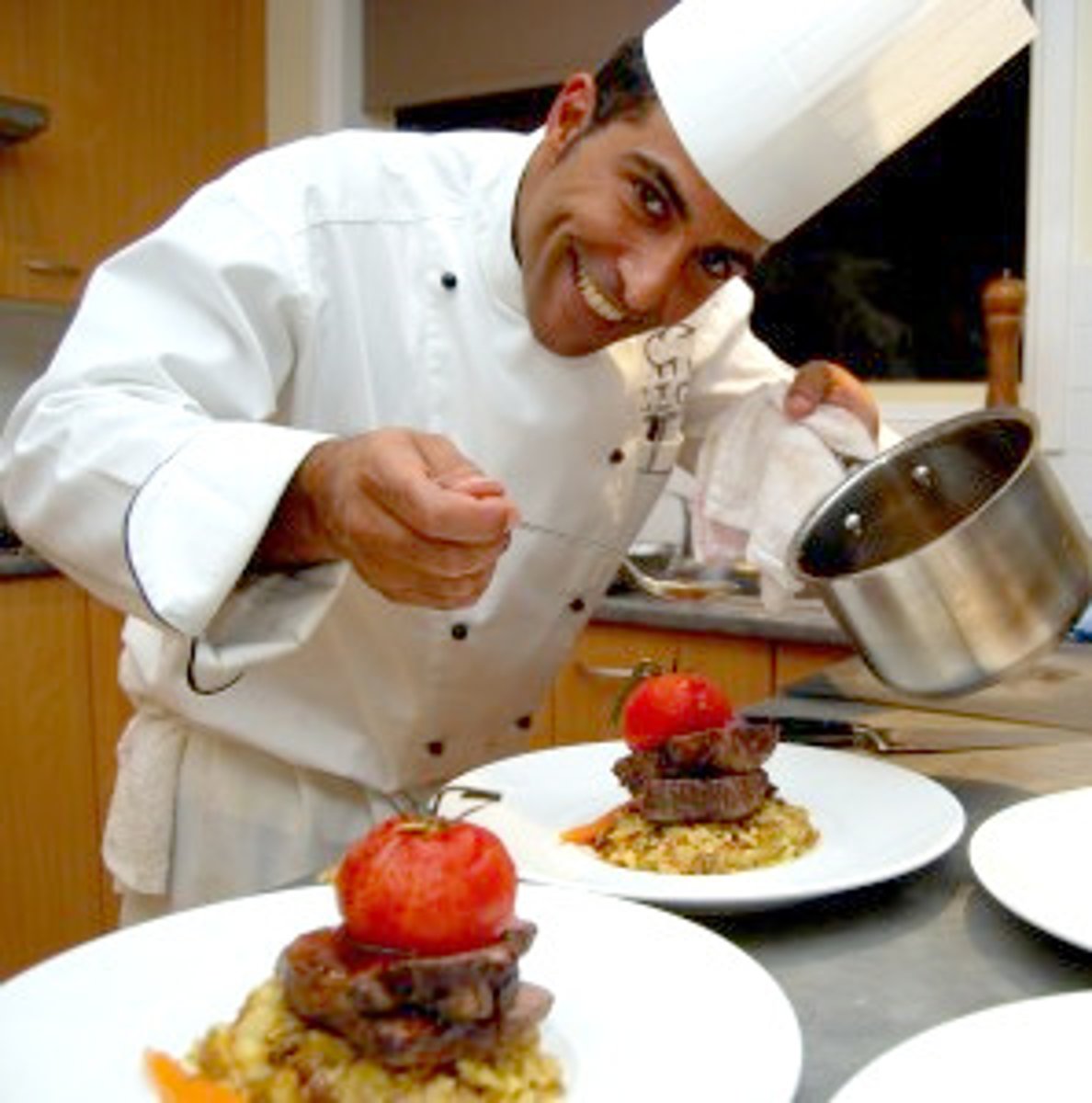 <p>đầu bếp • The chef cooks delicious food.</p>