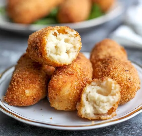 <p>Un plato que tiene jamon y queso fritos. En Madrid. </p>