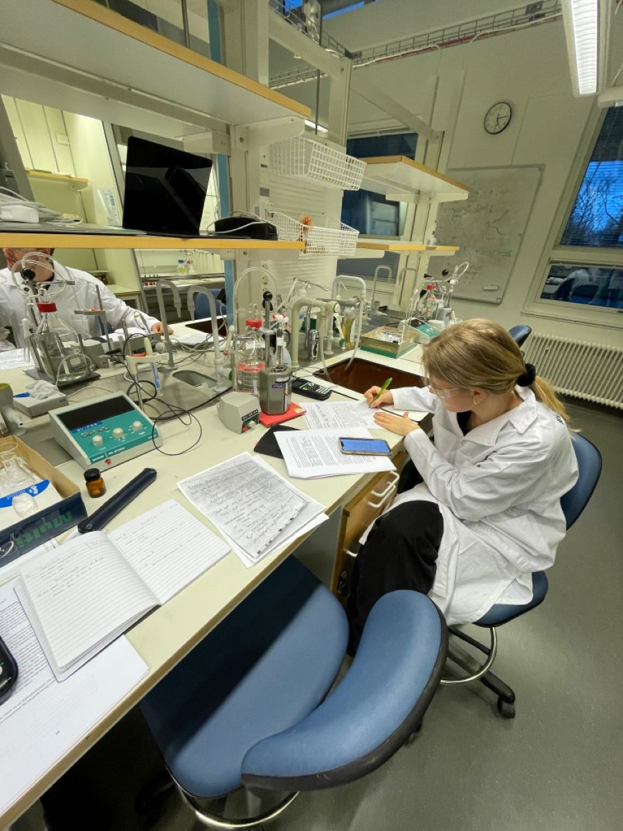 <p>(to do scientific study to find new information about medicine) </p><p>He works in a big lab because he wants to w__________ a__________ a__________ m__________ r__________.</p>
