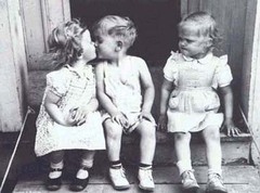 <p>Los celos son un sentimiento de malestar causados por la sospecha o temor que la persona amada, le sea infiel o vuelque su afecto en otra persona</p>