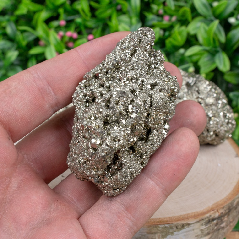 <ul><li><p>Shiny brass-yellow color</p></li><li><p>Often has cubic crystals</p></li><li><p>Black streak</p></li></ul><p></p>
