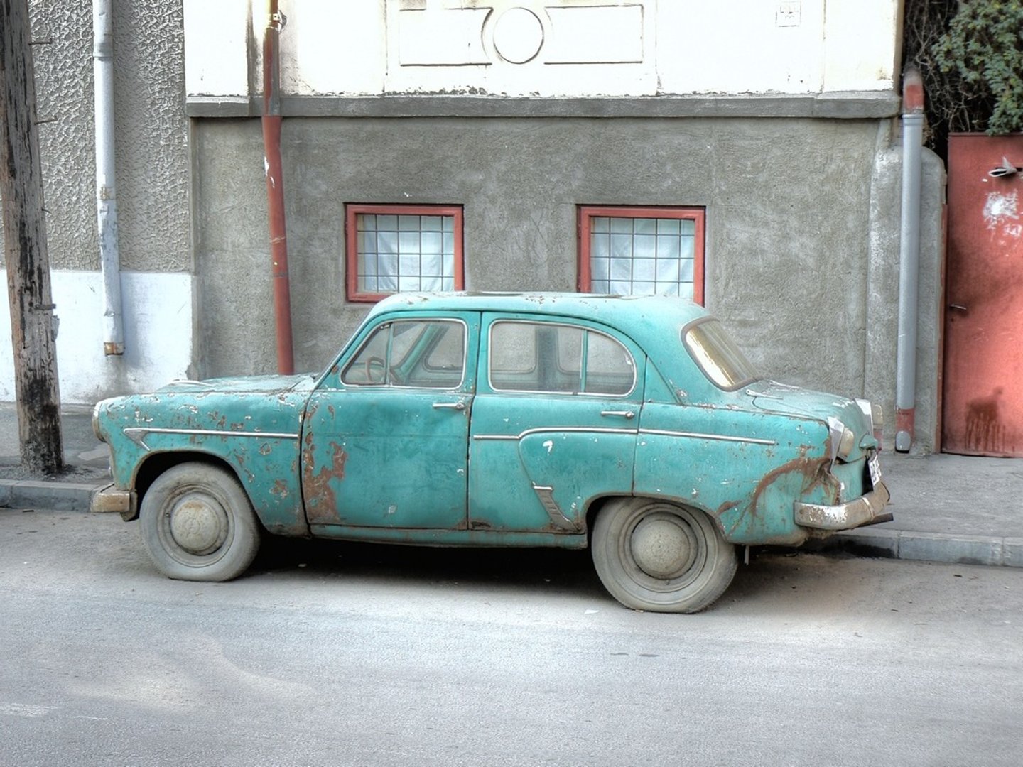 <p>(adj): cũ/ già</p>