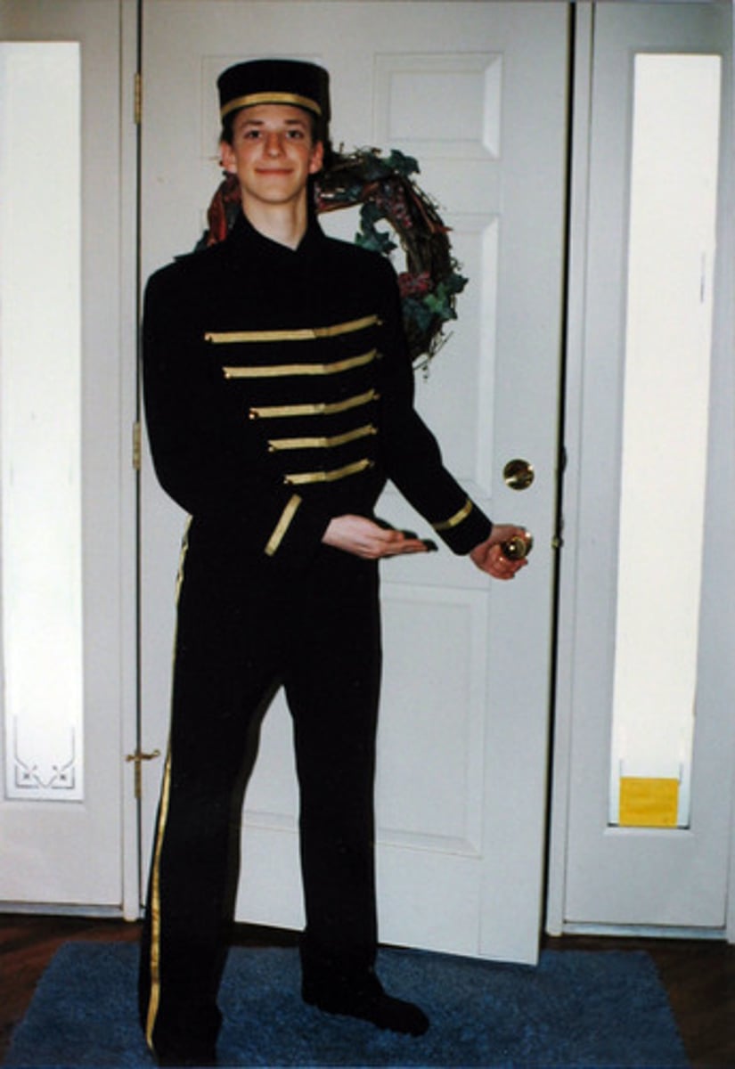 <p>bellhop</p>