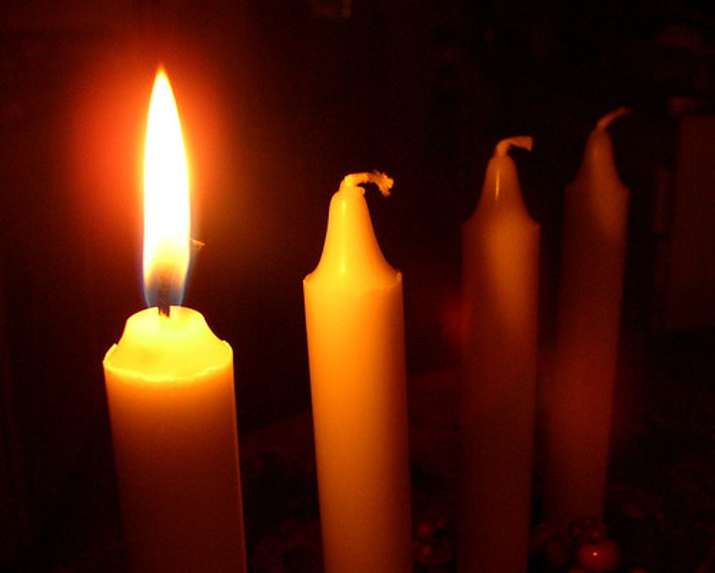 <p>hay velas en el pastel, torta</p>