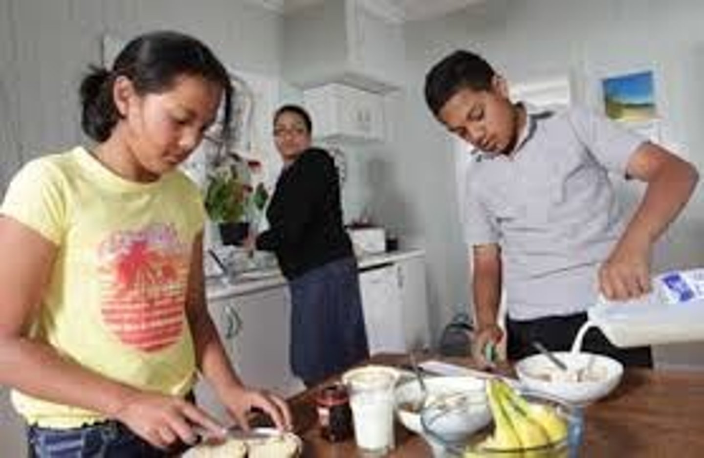 <p>làm bữa sáng, chuẩn bị bữa sáng.</p><p>Ex: I usually ____ for my family on Sundays.</p>