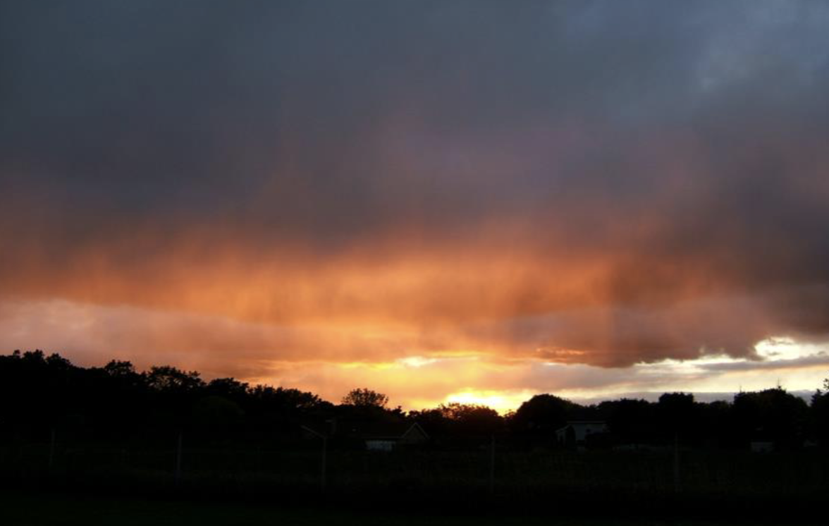 <p>Small raindrops that evaporate while falling through dry air</p>