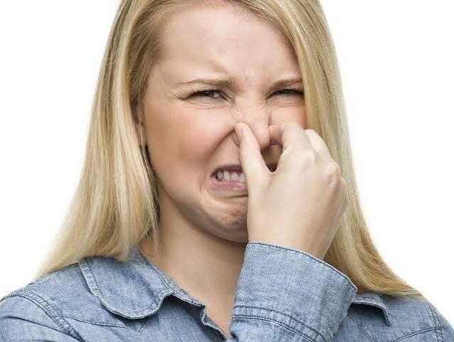 <p>nhăn mũi (biểu hiện sự khó chịu, chê, hoặc thấy vị khó nuốt).</p>