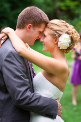 <p>to fall head over heels for</p>