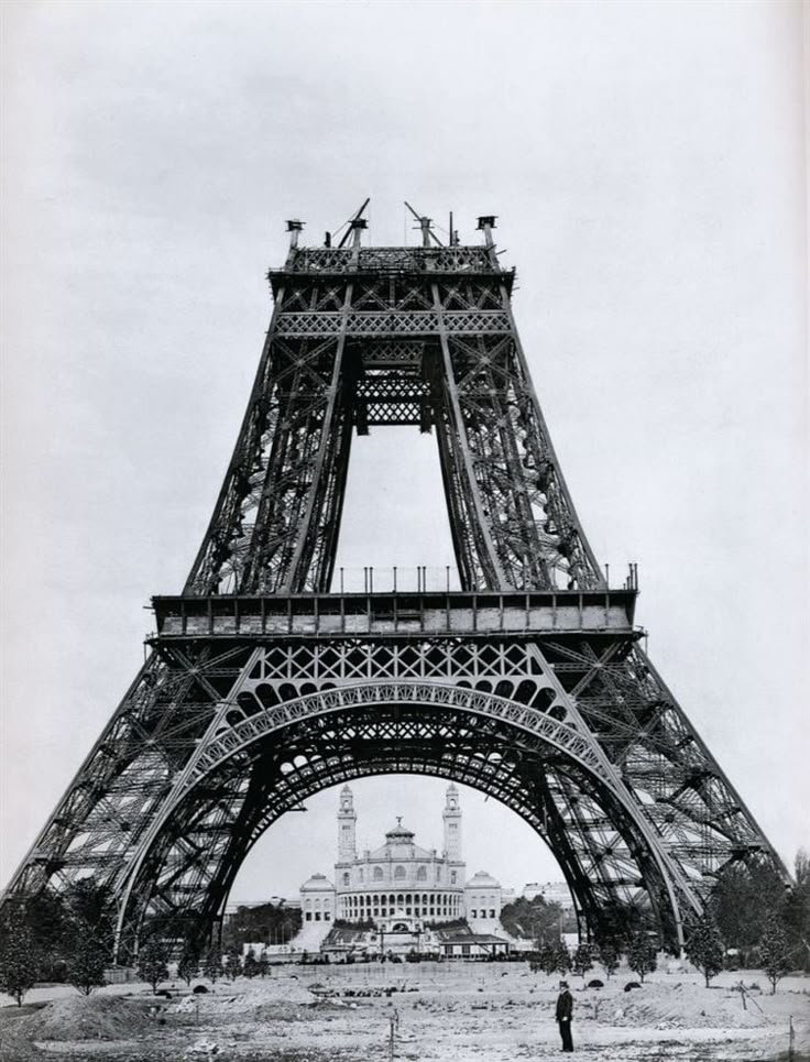 <p>Historic (adjective)</p>