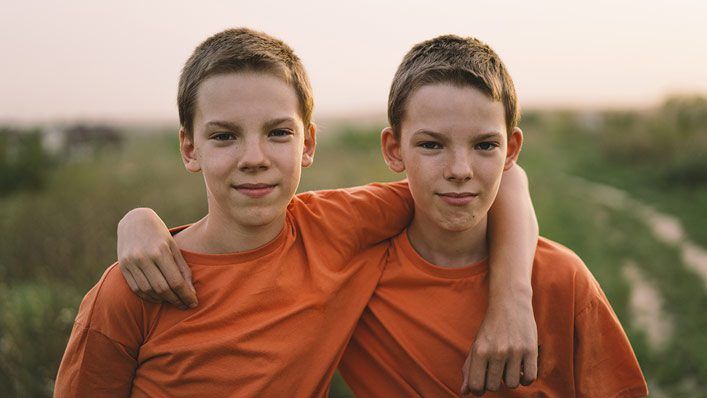 <p>Tell (somebody/something) apart (phrasal verb)</p>