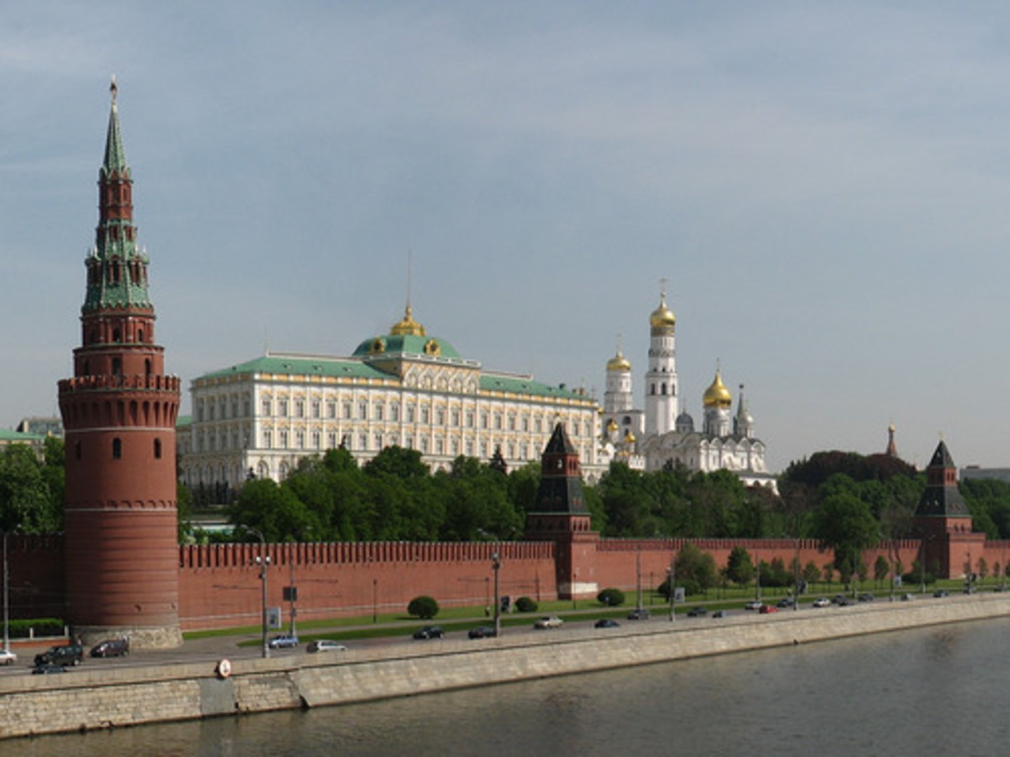 <p>TRANSLATION: Московский Кремль</p><p>DEFINITION: A historic fortified complex at the heart of Moscow, serving as the official residence of the President of Russia.</p><p>EXAMPLE: My brother has saved ........................ as the wallpaper on his phone. У моего брата МОСКОВСКИЙ КРЕМЛЬ стоит на заставке телефона.</p>