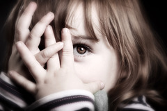 <p>(adj): ngại ngùng</p>