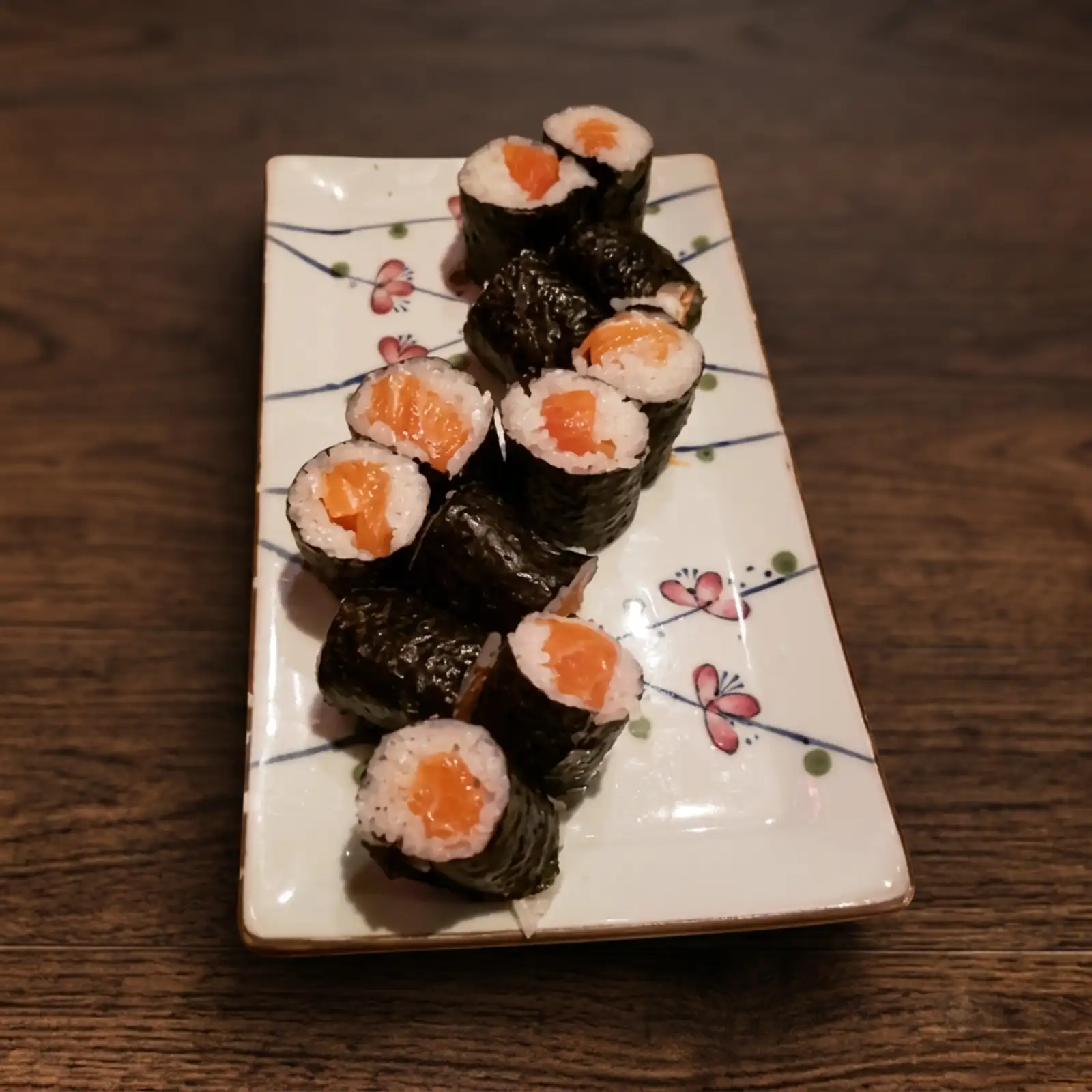 <p>salmon roll</p><p>6 pcs</p>