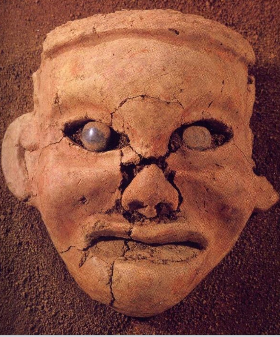 <p>Sito di Niuheliang, per 2 edifici seminterrato Tempio della Dea, 7 sculture donna in argilla cruda con sfere di pietra</p>