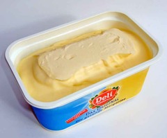 <p>butter substitute made from vegetable oils Example: You can use _____ instead of butter for baking. bơ thực vật u Bơ thực vật (làm từ dầu thực vật, rẻ hơn bơ động vật - butter). UK: /ˌmɑː.dʒəˈriːn/ | US: /ˈmɑːr.dʒɚ.ɪn/</p>
